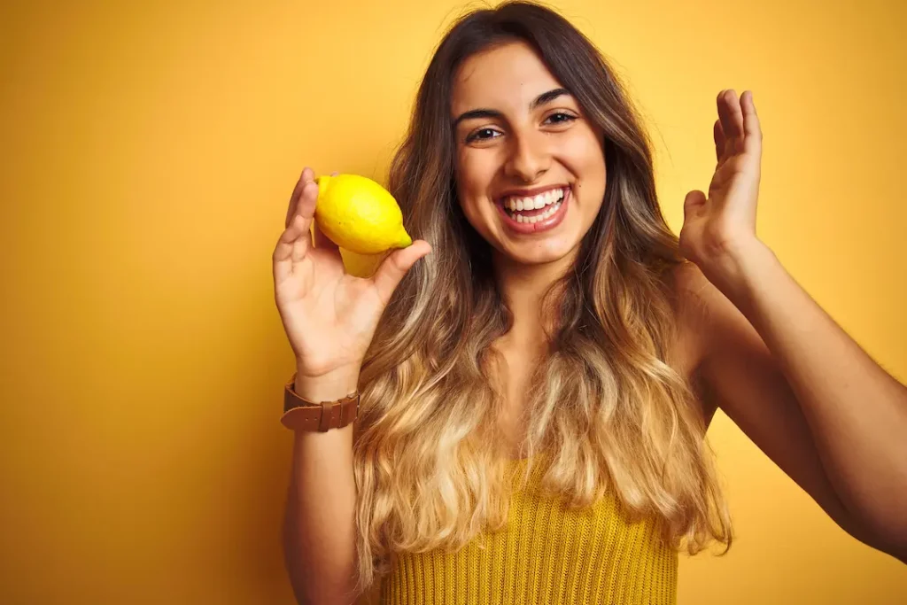 mujer con un limon y dieta saludable clienta