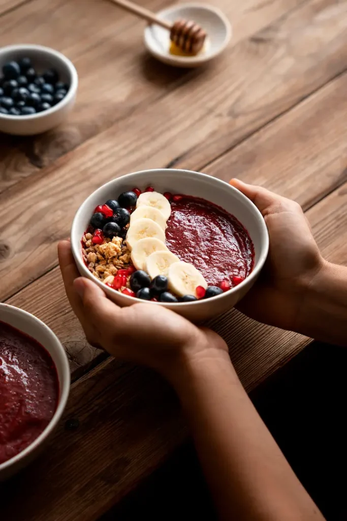bowl de acai con plátano y frutos rojos
