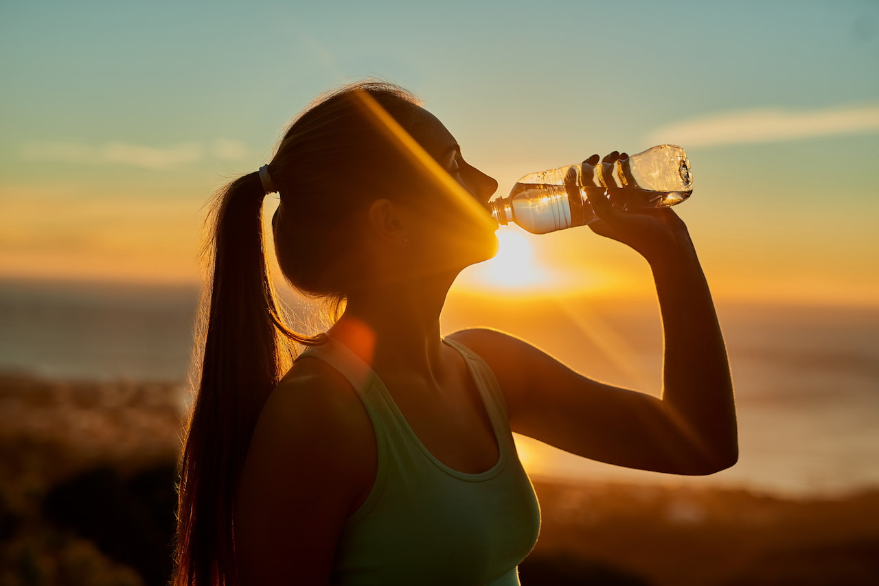 mujer bebiendo agua - bebida saludables en olas de calor - Beatriz sanchez