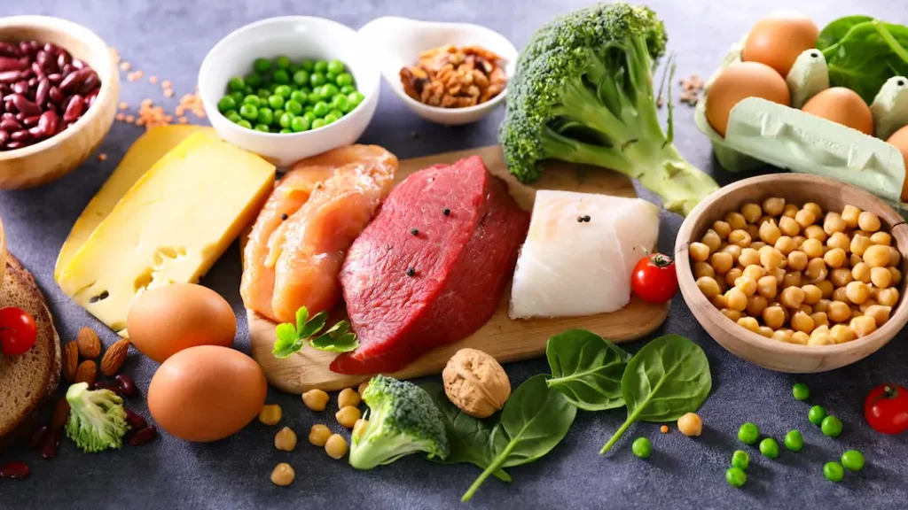 Si has llegado buscando una cifra concreta, este es el punto de partida.La Autoridad Europea de Seguridad Alimentaria (EFSA) 1 establece para la población adulta sana una ingesta de referencia de 0,83 gramos de proteína por kilogramo de peso corporal al día.Por ejemplo, una persona de 70 kg tendría como referencia:70 × 0,83 = aproximadamente 58 gramos de proteína al día.