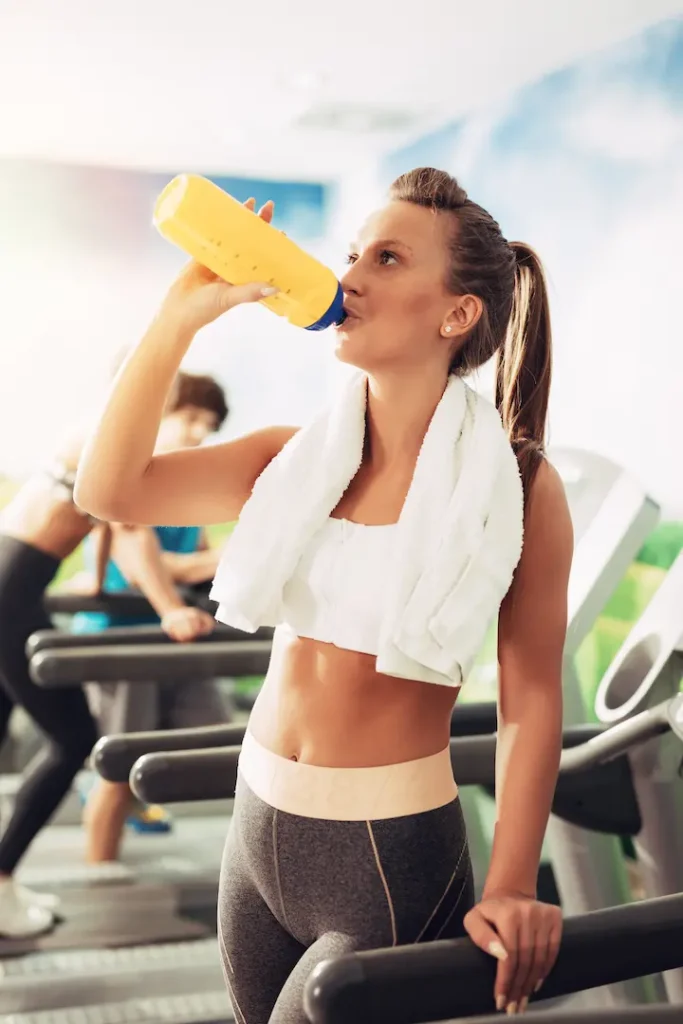 Mujer tomando batidos hight protein naturales - beatriz sanchez nutricion